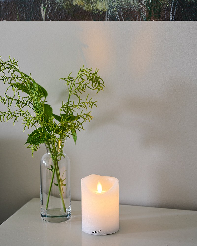 Sara wiederaufladbare Wachs-LED-Kerze, weiß, 7,5 x 10,5 cm