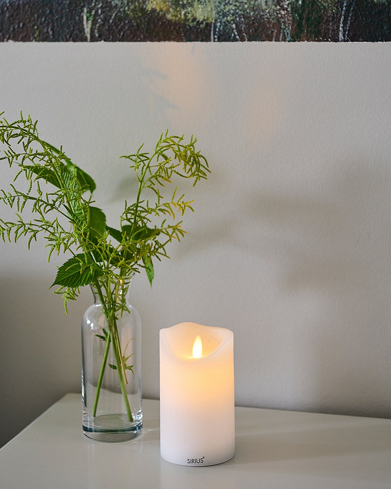 Sara wiederaufladbare Wachs-LED-Kerze, weiß, 7,5 x 12,5 cm