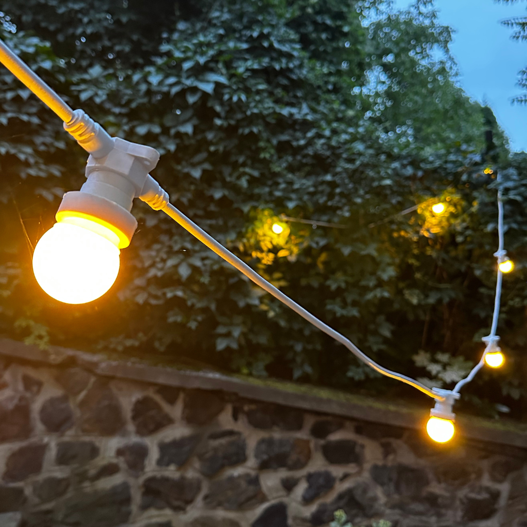 Licht Girlande mit austauschbaren Glühbirnen- 50 m, 50 Buchsenabdeckungen - weißes Kabel