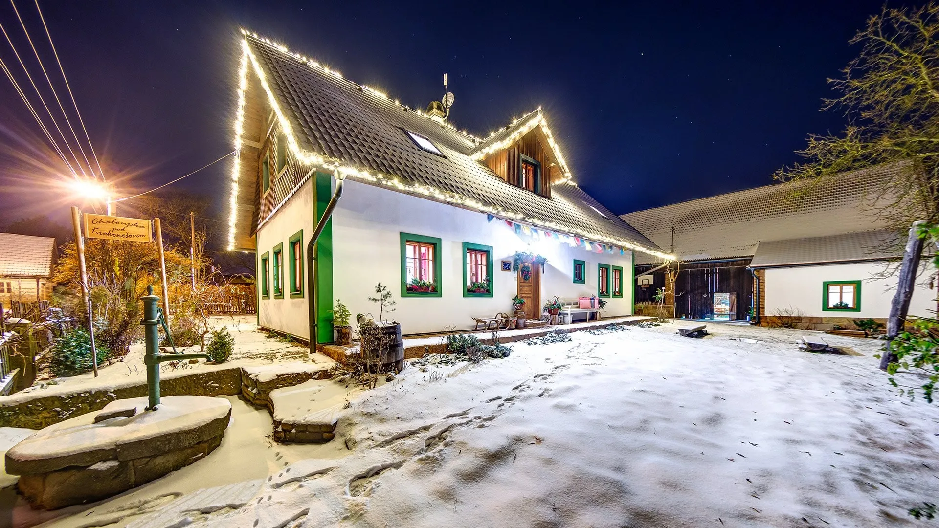 Einfamilienhaus mit Lichter-Eiszapfen am Dach