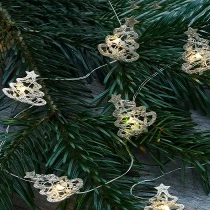 Heruntergeladen - Dekoration, Lichterkette, goldene Bäume