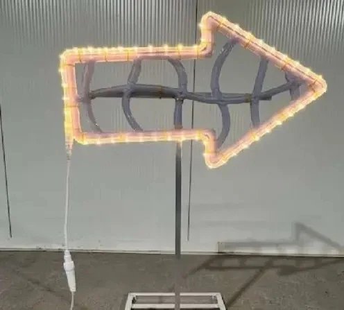 Easy Fix 2D LED-Lichtpfeil, 62 × 99 × 36 cm, stehend, Aluminium