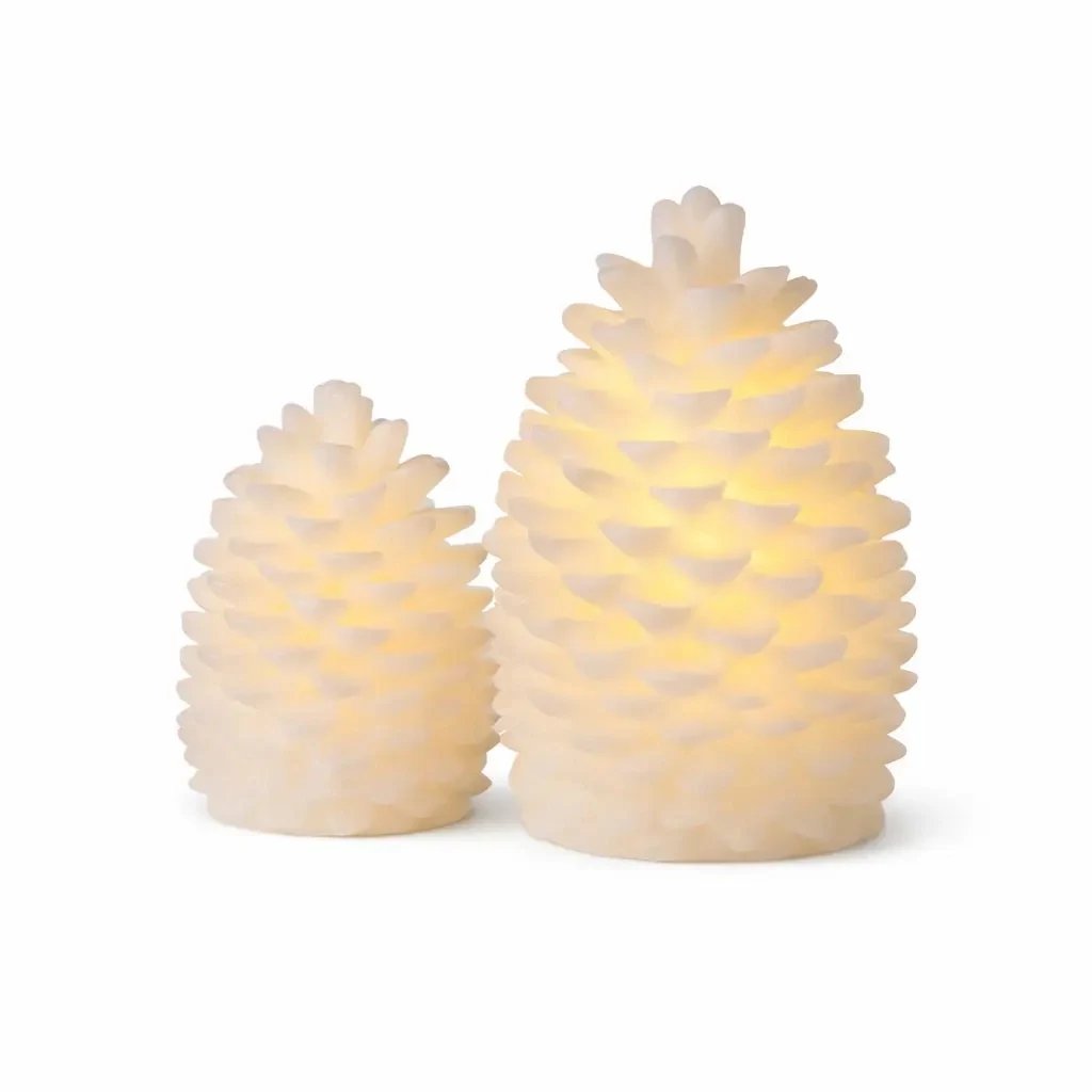Set mit 2 batteriebetriebenen LED-Kerzen aus echtem Wachs, in Tannenzapfenform, Ø 10 × 13 cm und Ø 14 × 18,5 cm, weiß, CR2032 und AA