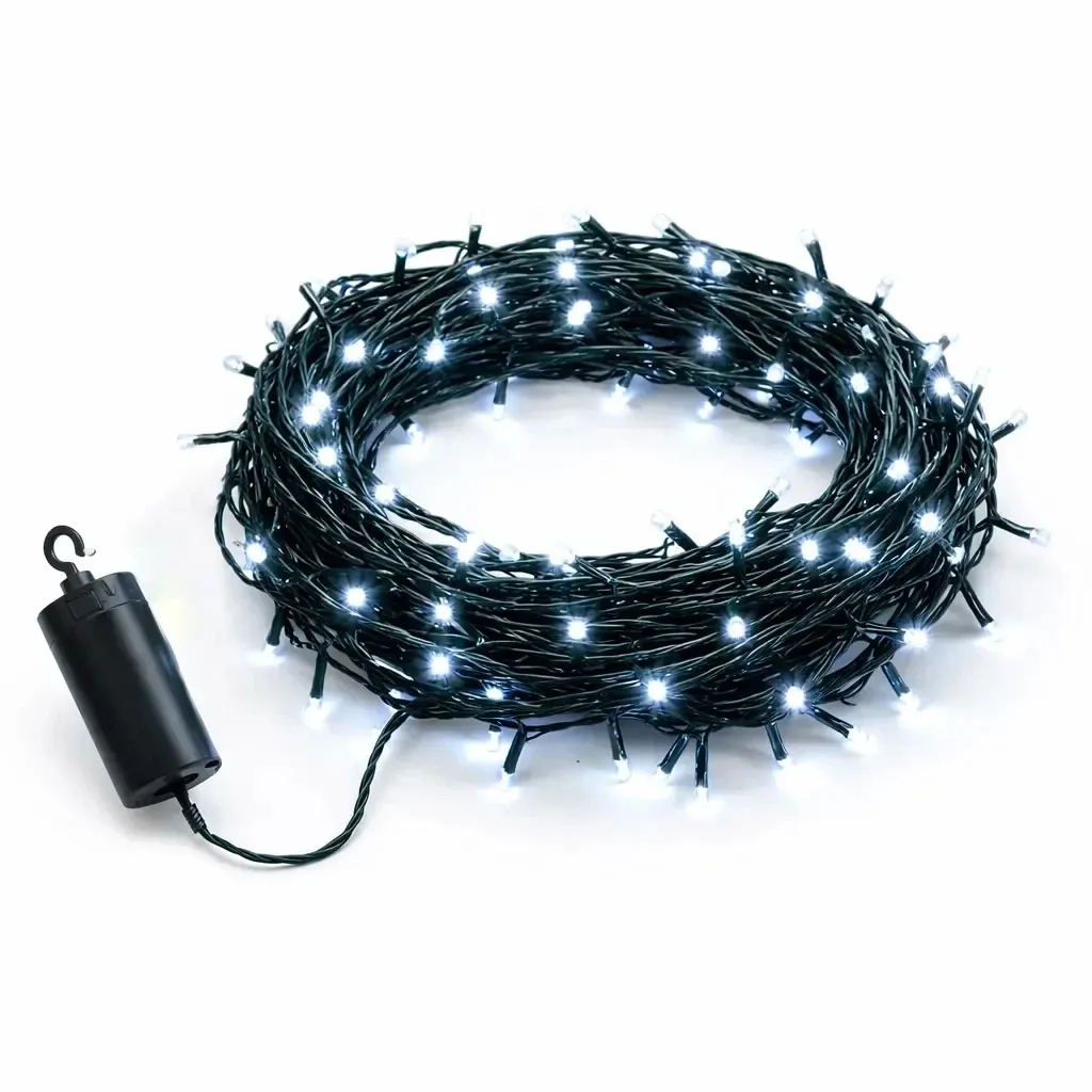 Batteriebetriebene LED-Lichterkette für den Außenbereich, 10,2 m, eisweiß, 100 LEDs, dunkelgrünes Kabel, IP44, 4× AA