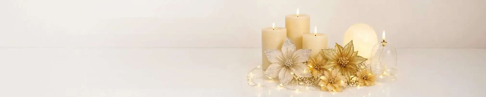 Hochzeitsdekoration: LED-Kerzen, goldene Blumen und Lichterkette