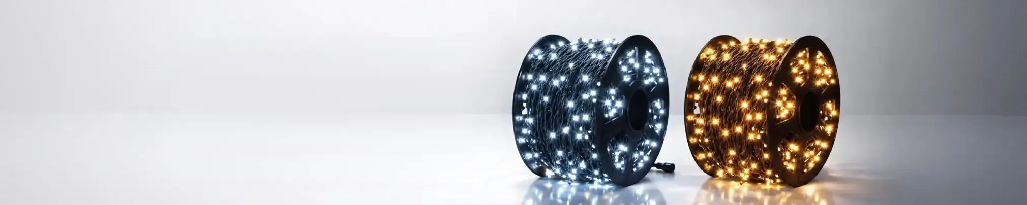Zwei Spulen professioneller LED-Lichterketten in Kalt- und Warmweiß