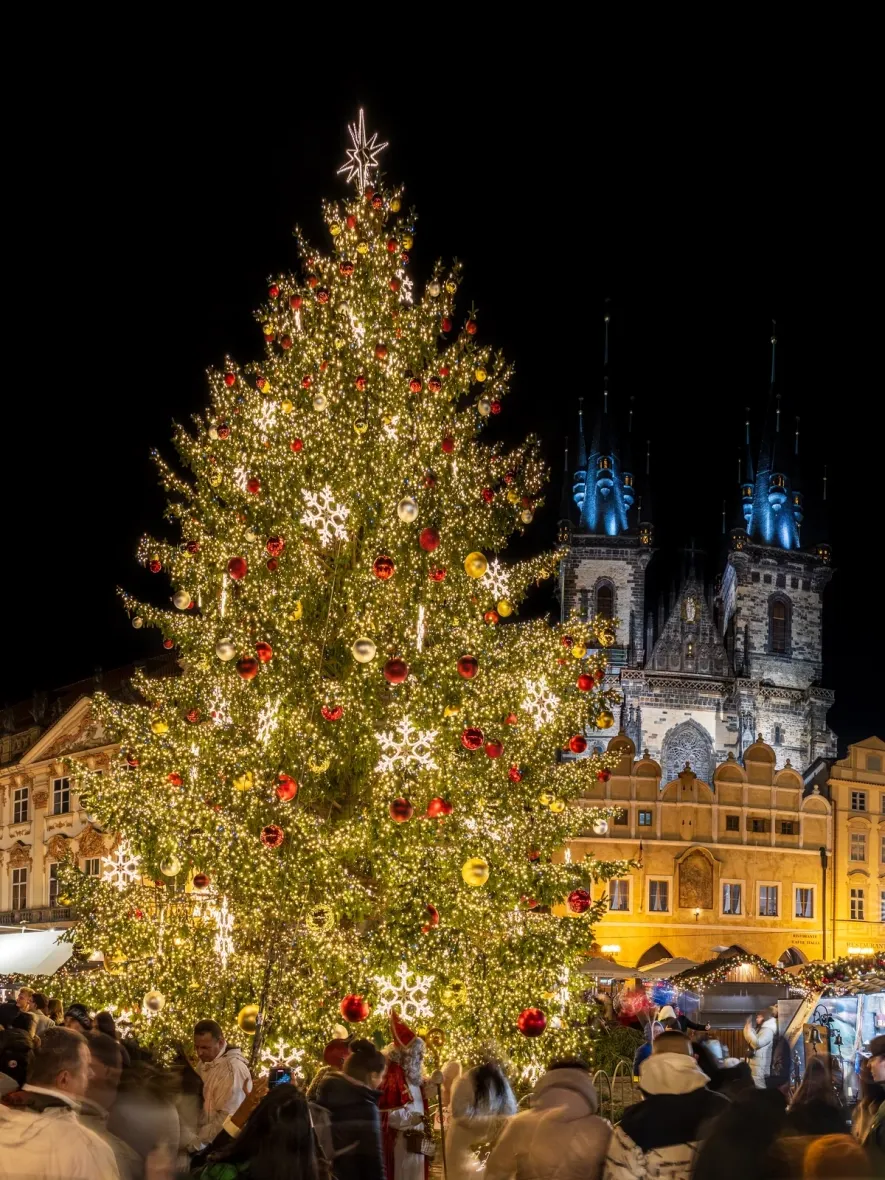 Weihnachtsbaum auf dem Altstädter Ring in Prag mit Baumspitze, Lichterketten und Schneeflocken von DECOLED