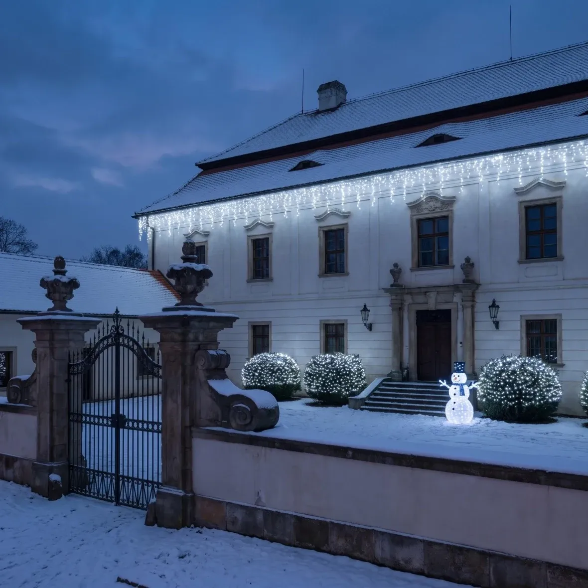 Weihnachtsset für Hotels „Eisfassade“, 9 × Eiszapfen (3 m), 3 × Lichterkette (20 m), 3D-LED-Schneemann (107 cm), eisweiß