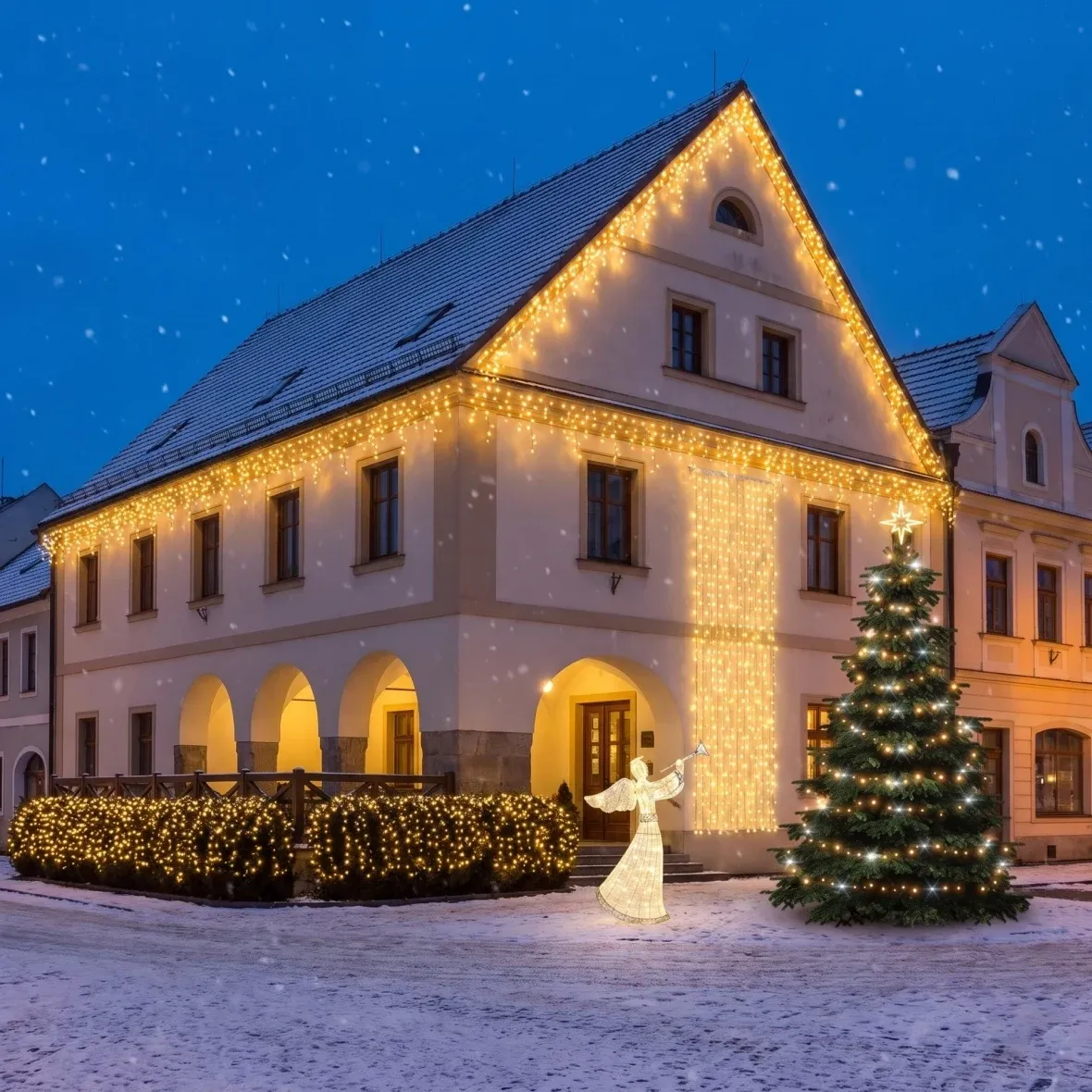 Weihnachtsset für Hotels: Glitzernde Fassade und Vorhang, Baum 3–5 m mit Blinklicht, 16× Eiszapfen 3 m mit Blinklicht, 3D-LED-Engel 122 cm, warmweiß mit Blinklicht