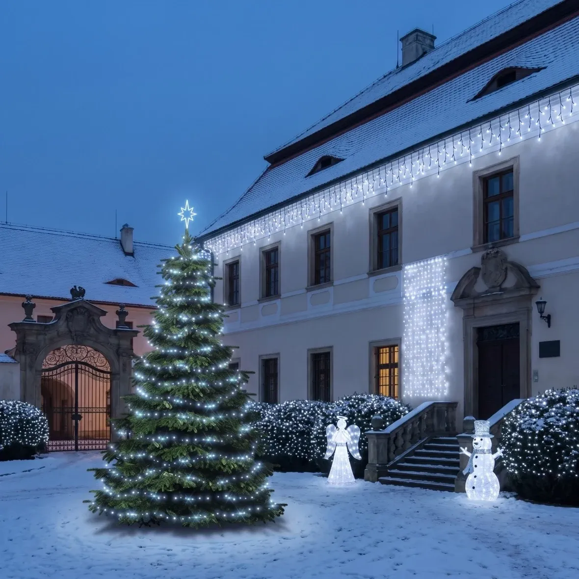 Weihnachtsset für Hotels „Eisresort“, Baum 6–8 m „Flash“, 15× Eiszapfen 3 m, 9× Lichterkette 20 m, 3D-LED-Engel 122 cm, 3D-LED-Schneemann 107 cm, eisweiß