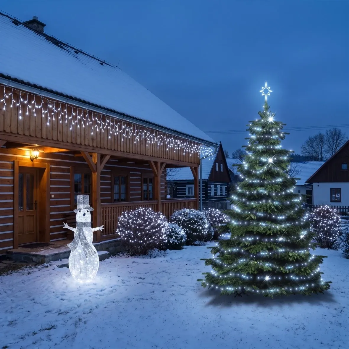 Weihnachtsset für Hotels: Große Eisfassade, Baum 6–8 m „Flash“, 16× Eiszapfen 3 m, 5× Lichterkette 20 m, 3D-LED-Schneemann 107 cm, eisweiß