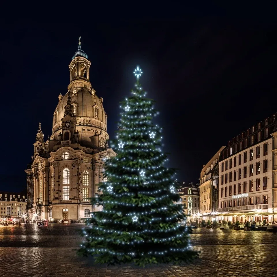 LED-Lichtset für Weihnachtsbäume 15-17 m hoch, eisweiß mit EFD11-Dekoren