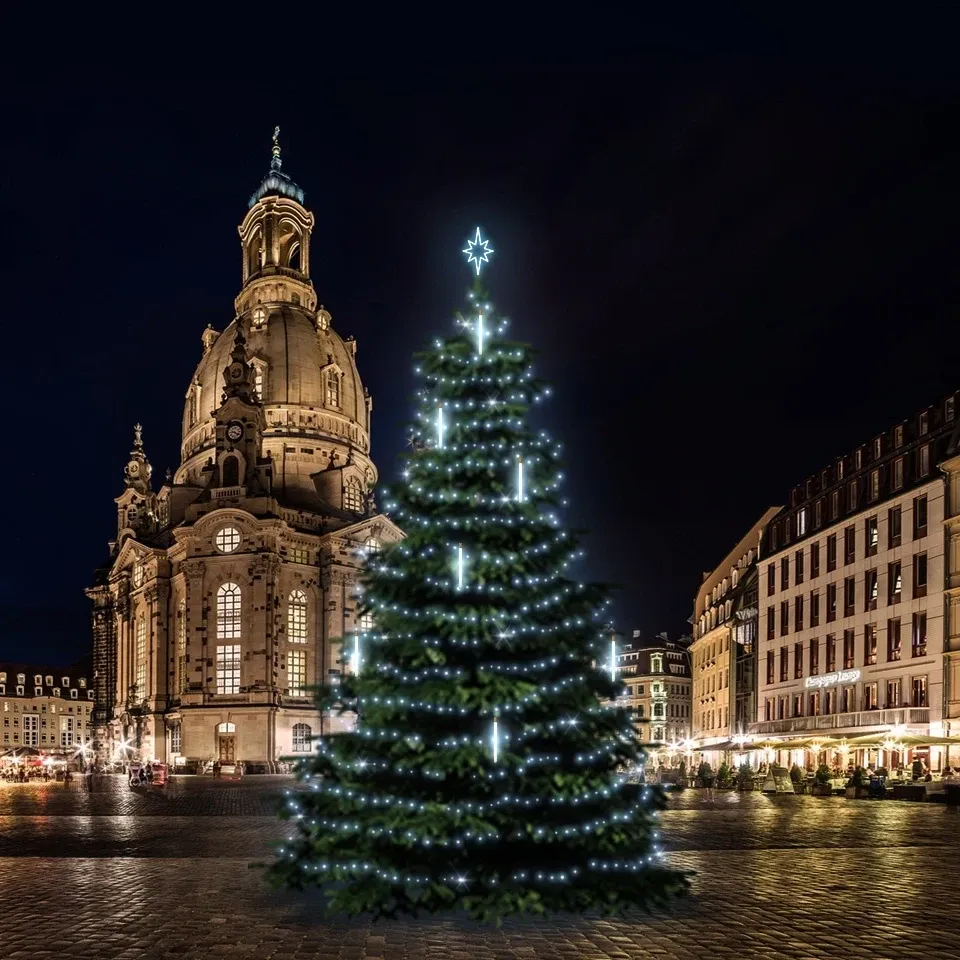 LED-Lichtset für Weihnachtsbäume 15-17 m hoch, eisig weiß mit fallendem Schnee